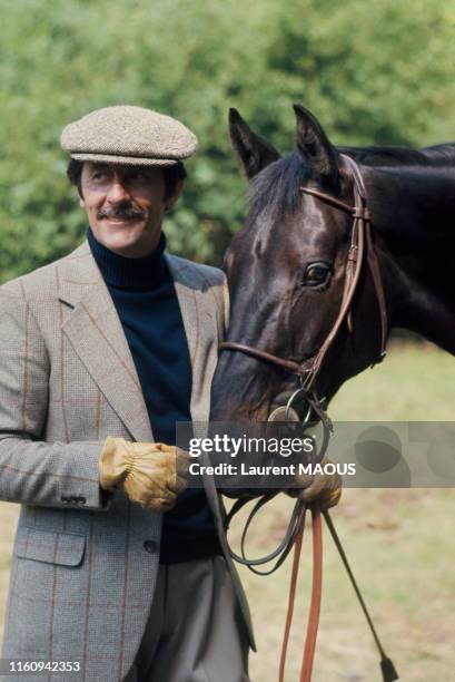 Acteur Jean Rochefort dans une scène du film 'Un éléphant ça trompe énormément' réalisé par Yves Robert, à Paris en France, en juin 1976.