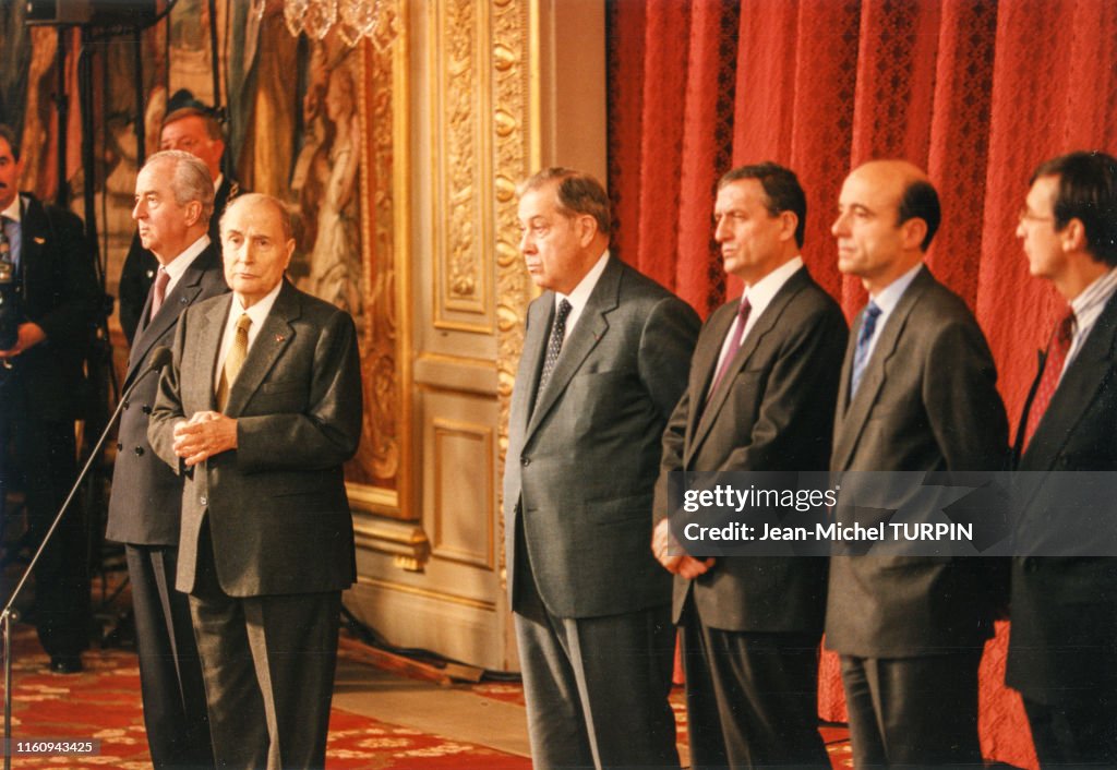 François Mitterrand décore les membres du GIGN en 1995