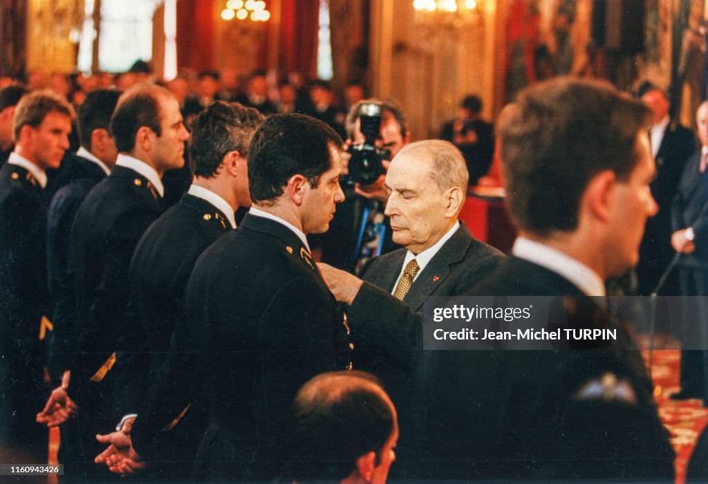 François Mitterrand décore les membres du GIGN en 1995