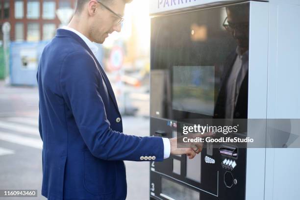 geschäftsmann mit einem parkuhr - parking meter stock-fotos und bilder