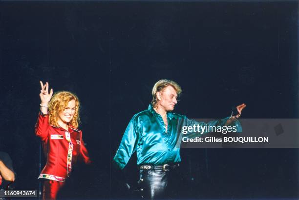 Johnny Hallyday présente sa nouvelle femme Laetitia à ses fans lors d'un concert à Toulouse le 26 mars 1996, France.