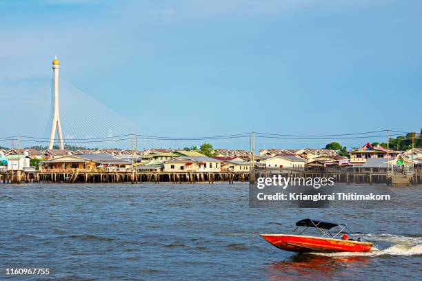 kampong ayer, water village, in bandar seri begawan, brunei. - バンダルスリベガワン ストックフォトと画像