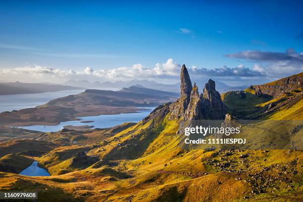 uitzicht over de oude man van storr, isle of skye, schotland - schotse cultuur stockfoto's en -beelden