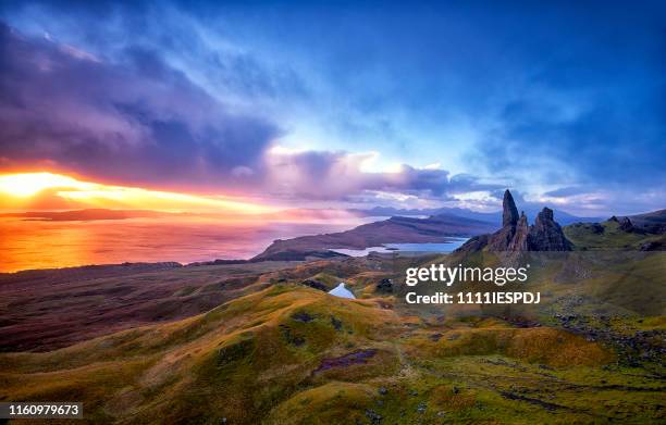 view over old man of storr, isle of skye, scotland - old man of storr stock pictures, royalty-free photos & images