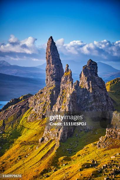 view over old man of storr, isle of skye, scotland - old man of storr stock pictures, royalty-free photos & images