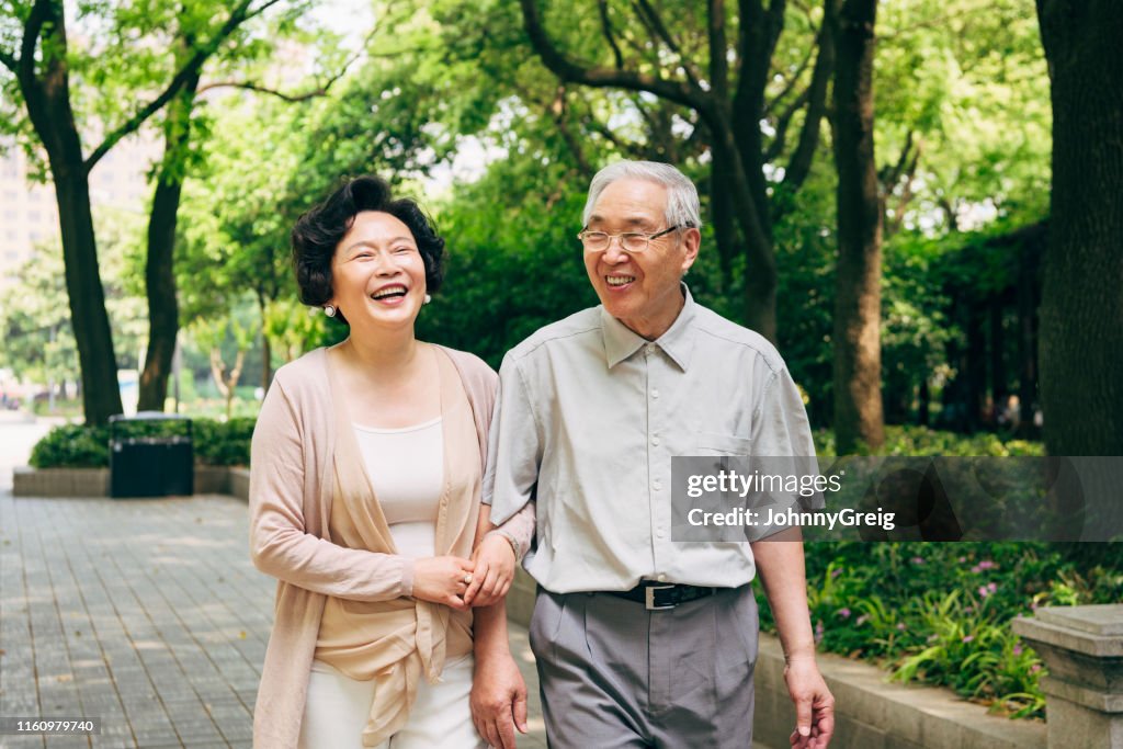 Luchtige Chinese senioren wandelen in een Shanghai Park
