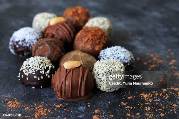 homemade chocolate candies for valentine's day on dark background. - doces imagens e fotografias de stock