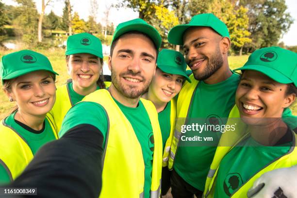 volontari di pulizia del parco che si fanno un selfie - ambientalista foto e immagini stock