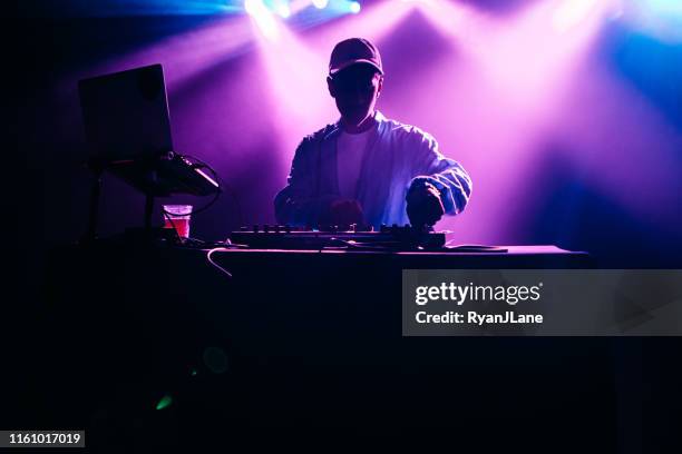 dj interpretando un conjunto de música con pantalla de luz - sombrero de fiesta fotografías e imágenes de stock