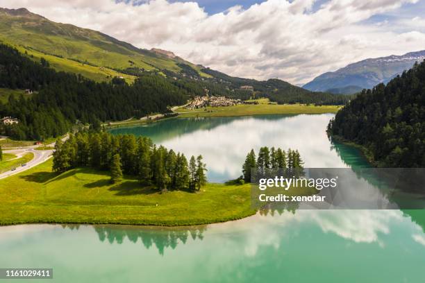 luchtfoto van het silvaplana meer rond st. moritz - engadin valley stockfoto's en -beelden