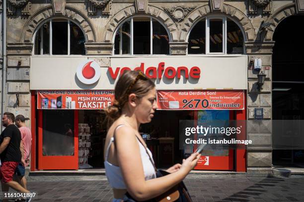 vodafone beyoğlu gsm-winkel in istanbul city. - vodafone arena turkije stockfoto's en -beelden