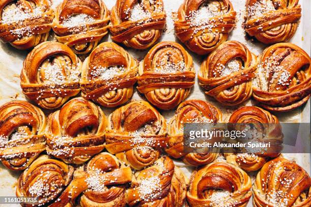 directly above view of cinnamon buns - sweet bun stock-fotos und bilder