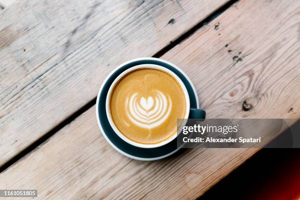 directly above view of cappuccino latte art - café vu de haut photos et images de collection