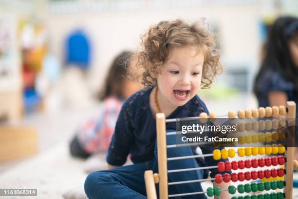 giocare con abacus - montessori foto e immagini stock