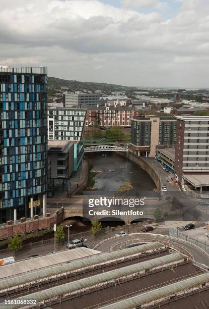 elevated view of river don, sheffield city centre - silentfoto sheffield imagens e fotografias de stock