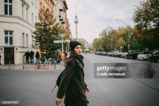 jeune femme marchant dans la mitte de berlin - centre historique de berlin photos et images de collection
