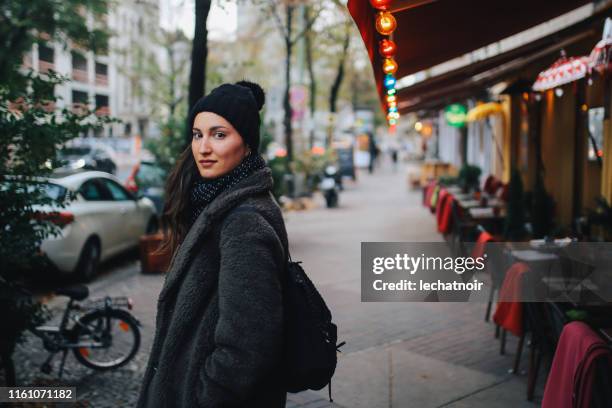 giovane donna che cammina a berlino mitte - cappello di lana foto e immagini stock