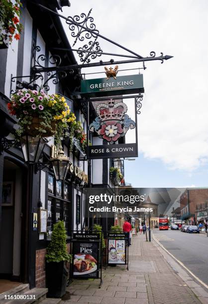 greene king rose & crown pub in stratford-upon-avon - stratford upon avon stock pictures, royalty-free photos & images