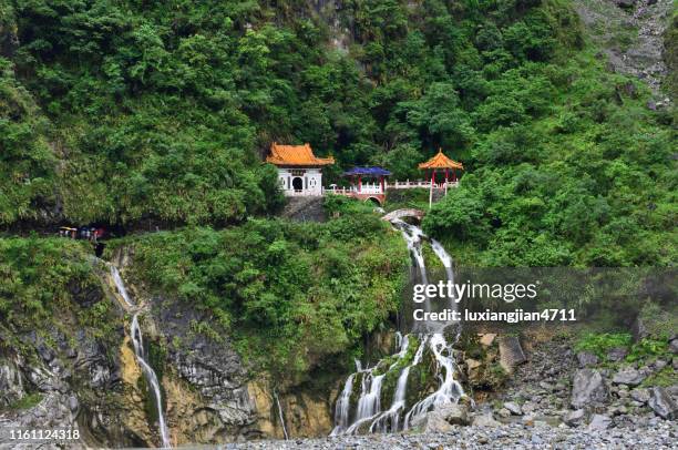 canyon en waterval - hualien county stockfoto's en -beelden