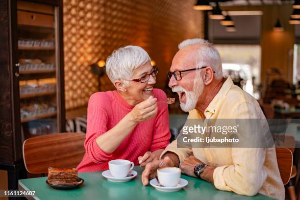 das größte geschenk des lebens, alt werden mit ihrem seelenverwandten - mature cafe happy stock-fotos und bilder