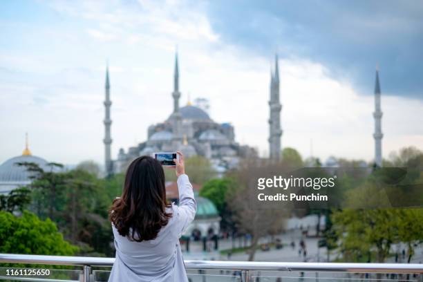 reisende backpacker, asiatische frau reisen in der türkei. - sultan ahmad moschee stock-fotos und bilder