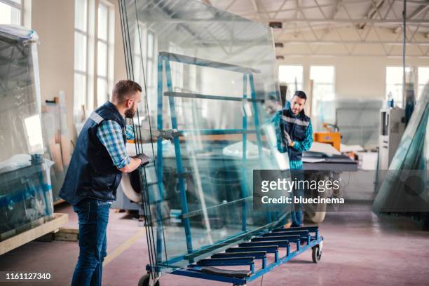 arbeitnehmer, die verpackung glasscheiben im lager - window stock-fotos und bilder