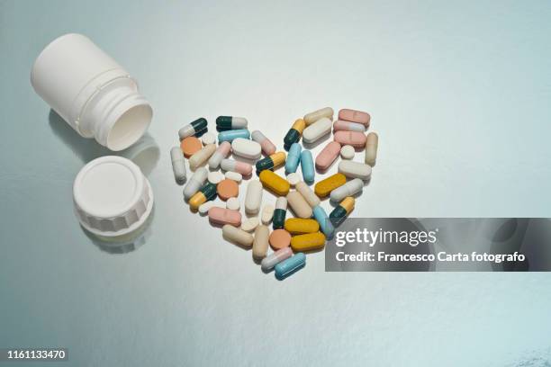 heart shape pills - heart pill ストックフォトと画像