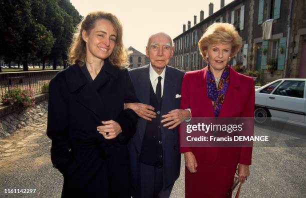 Pamela Harriman, ambassadrice des États-Unis en France, visite l'usine de cristal de Baccarat, ici avec Anne-Claire Taittinger et le président de la...