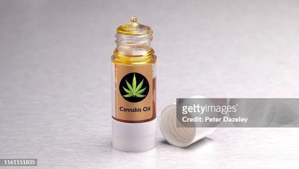 cannabis oil also known as cbd oil - cannabis oil - fotografias e filmes do acervo