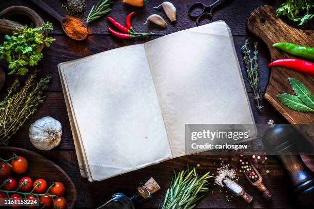 libro de cocina vintage con especias y hierbas sobre fondo rústico de madera - caderno de receitas fotografías e imágenes de stock