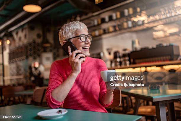 bleiben sie in verbindung, damit sie vorne bleiben können - einzelne frau über 40 stock-fotos und bilder