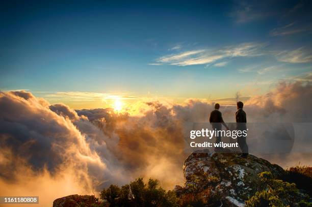 logro de la puesta del sol - height fotografías e imágenes de stock