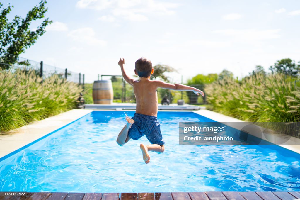 Hallo Sommerferien - Junge springen im Schwimmbad