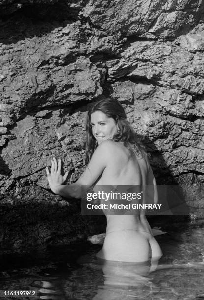 Actrice américaine Edy Williams pose nue dans la mer lors du Festival de Cannes le 5 mai 1974, France.