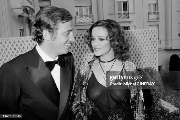 Jean-Paul Belmondo et sa compagne l'actrice Laura Antonelli au Festival de Cannes le 15 mai 1974 à Cannes, France.