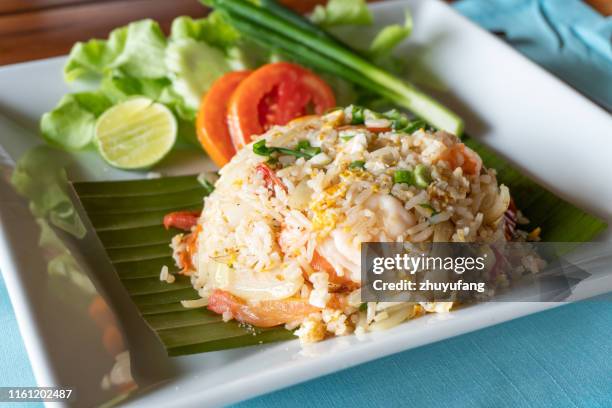 arroz frito con camarones en un plato blanco al estilo de los alimentos tailandeses - arroz frito fotografías e imágenes de stock