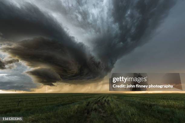 tornado warned supercell storm near judith gap, montana. usa - supercell stockfoto's en -beelden