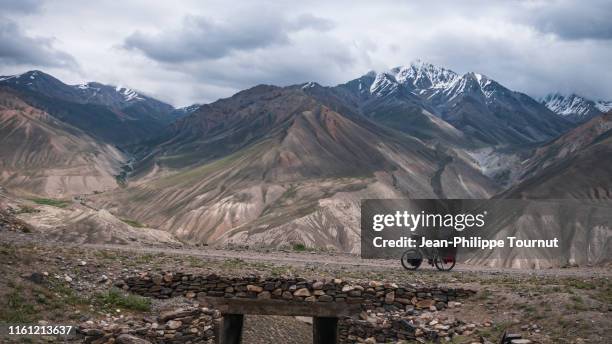 cycling from the afghan border to the pamir plateau across kargush pass, tajikistan, central asia - badakhshan fotografías e imágenes de stock