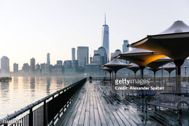paulus hook pier in jersey city and manhattan downtown skyline in new york city, united states - new jersey photos et images de collection