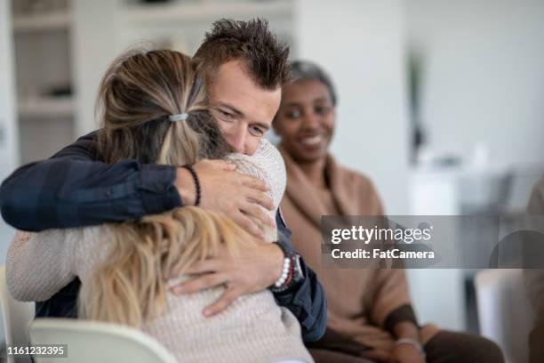 mostrar apoyo en la terapia de grupo - esclavitud fotografías e imágenes de stock