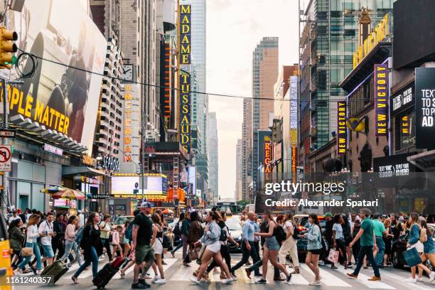 crowds of people crossing street on zebra crossing in new york, usa - coronavirus photos 個照片及圖片檔