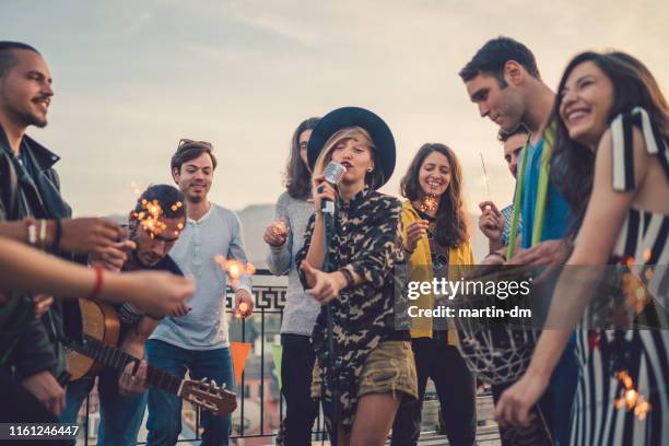 vrienden op het dak party - celebrating the songs voice of gregg allman backstage audience stockfoto's en -beelden