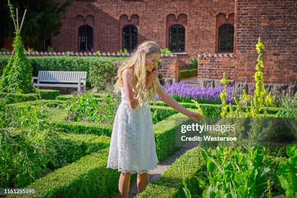 vrouwelijke tiener in traditionele religieuze bevestiging jurk - vormsel stockfoto's en -beelden