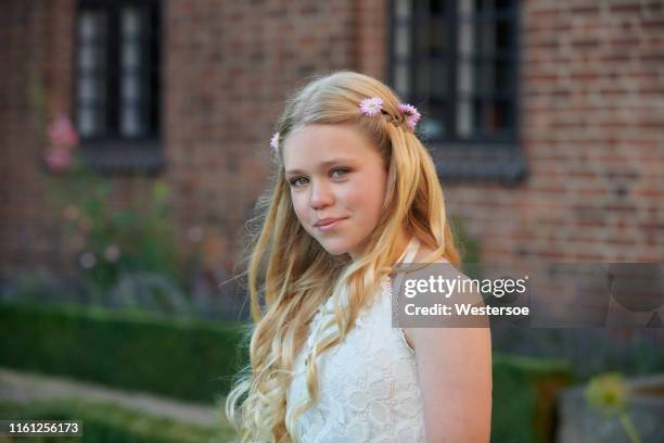 vrouwelijke tiener in traditionele religieuze bevestiging jurk - vormsel stockfoto's en -beelden