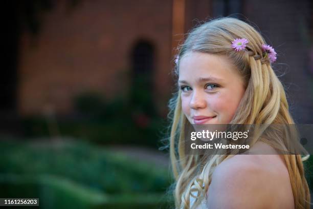 vrouwelijke tiener in traditionele religieuze bevestiging jurk - vormsel stockfoto's en -beelden