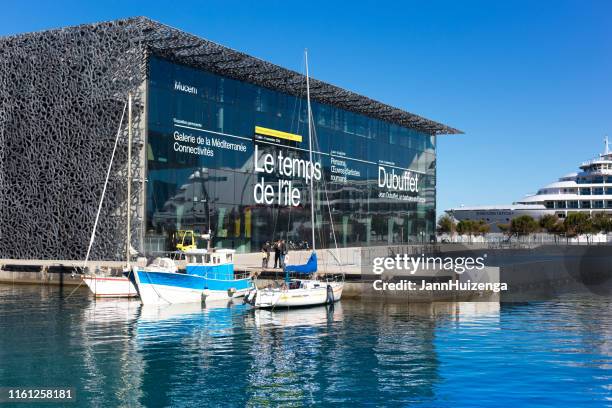 marseille, france : bateaux amarrés devant le musée du mucem - mucem marseille photos et images de collection