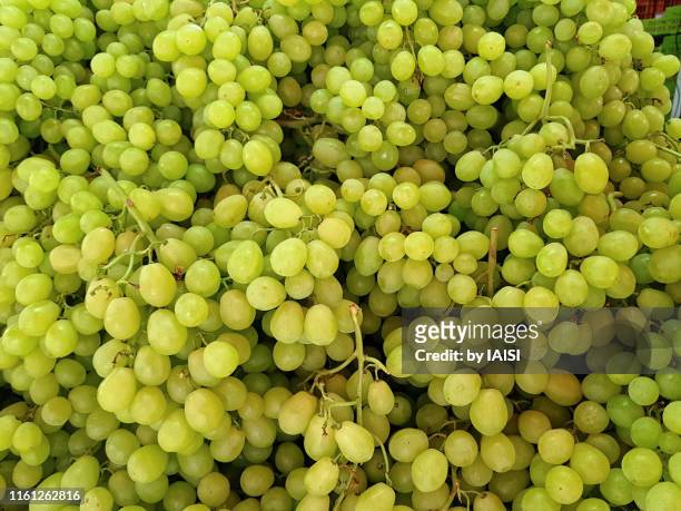 abundance of white grape at the market full frame - witte druif stockfoto's en -beelden