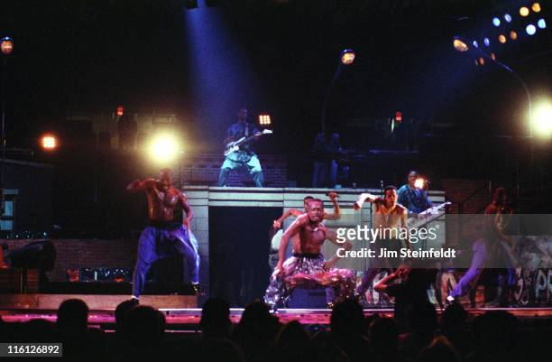 Hammer performs at the Met Center in Bloomington, Minnesota on September 23, 1990.