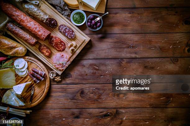 tapas de jambon salé et fromage délicieux apéritif sur table en bois rustique avec espace de copie - prosciutto stock photos et images de collection