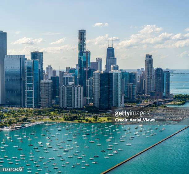 luftaufnahme von downtown chicago im sommer - lake shore drive chicago stock-fotos und bilder